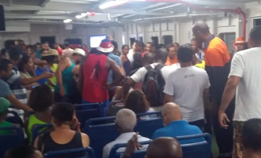 Idoso morre após passar mal em ferry e passageiros acusam ‘falta de estrutura’