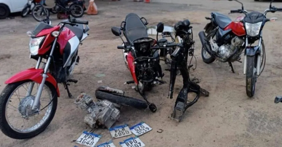 PMs prendem dois homens e recuperam três motocicletas roubadas no bairro de Paripe