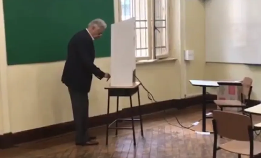 Câmera flagra momento em que FHC teria votado em França e Haddad; assista