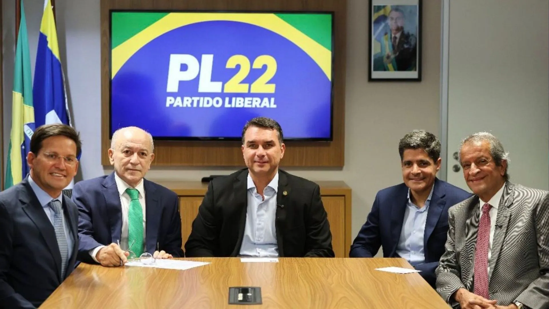 ACM Neto se reúne com Flávio Bolsonaro em Brasília