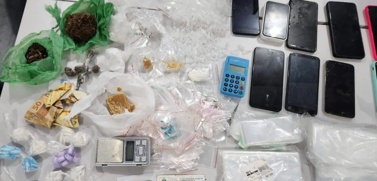 Mulher é presa com 200 pinos de cocaína e outras drogas na Barra