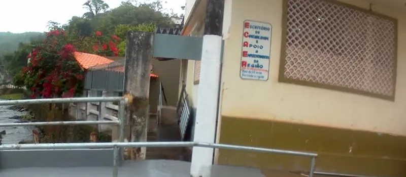 NO CAMINHO: Sem preocupação com deficientes, cidade da Bahia constrói ponte com poste no meio