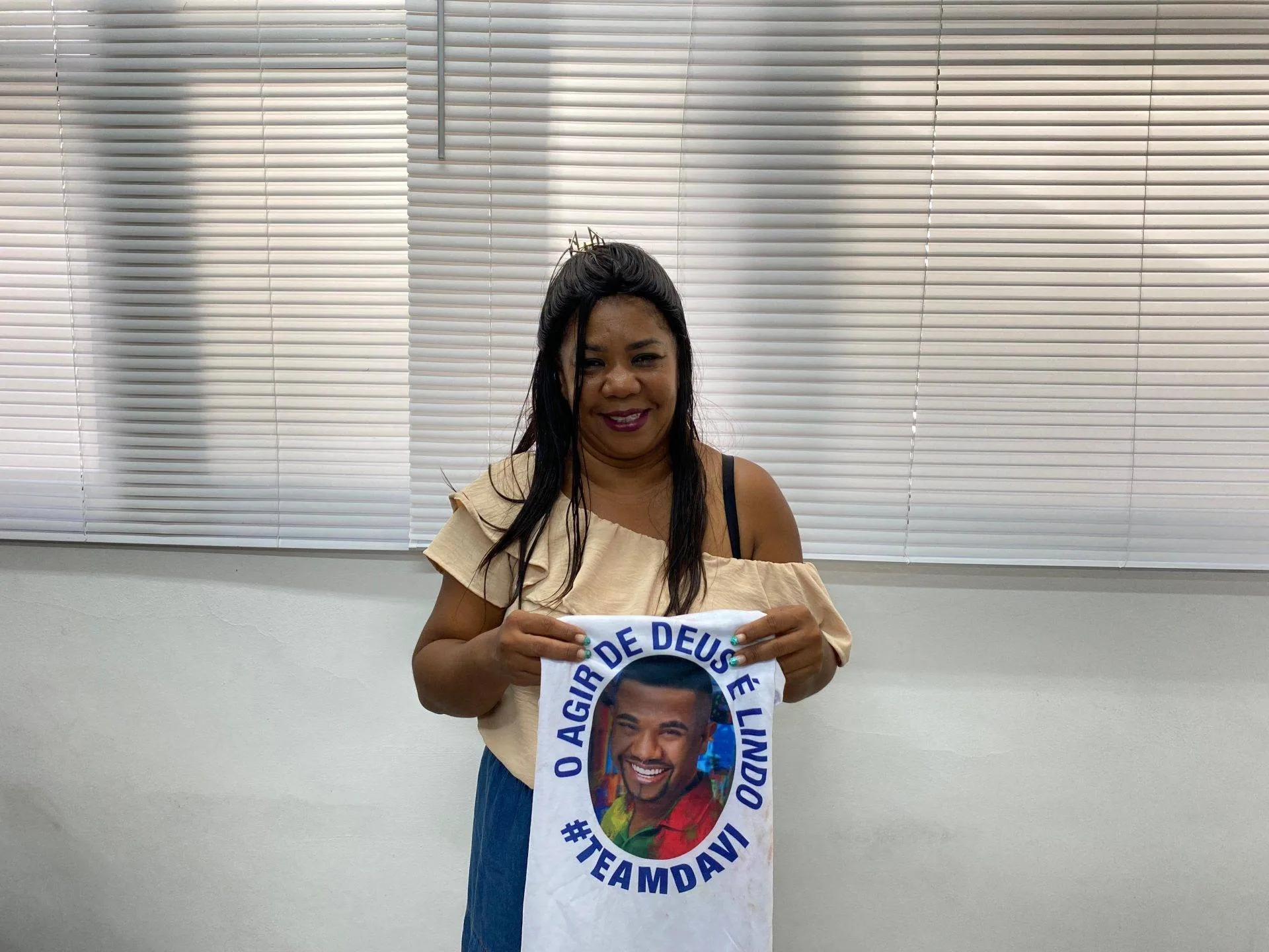 ENTREVISTA: mãe de Davi, do BBB 24, fala sobre ataques que filho recebe no reality: 'Vi a dignidade dele no chão'