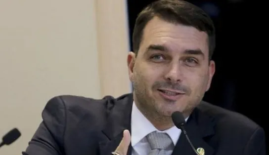 Flávio Bolsonaro pede que seguidores viralizem a imagem do pai com a mensagem "nossa arma é a vacina"