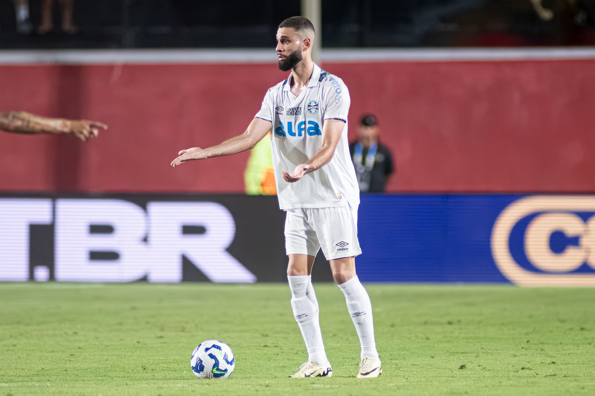 Jogo foi paralisado após cântivos da torcida do Vitória direcionados a Wagner Leonardo, do Grêmio | Foto: Celo Gil / Grêmio FBPA