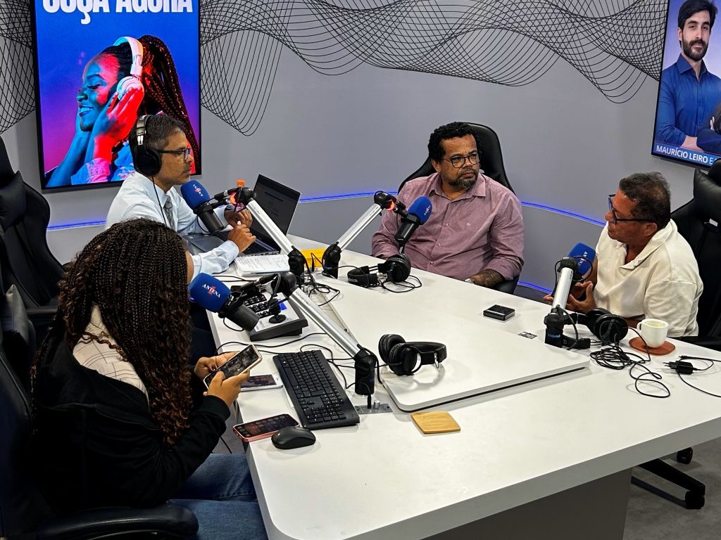Kleber Rosa foi entrevistado no programa Linha de Frente, da rádio Antena 1, ao lado de Everaldo Braga, coordenador geral do Sindicato de Servidores da Prefeitura de Salvador. Foto: João Victor/Aratu On