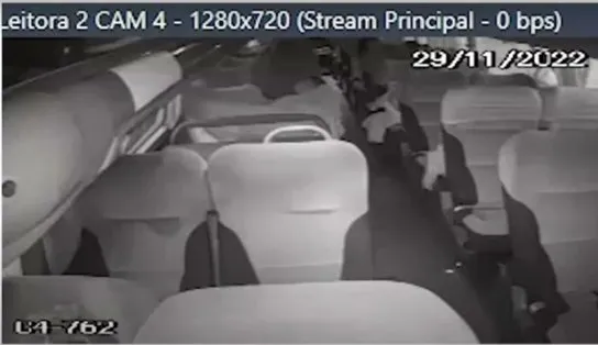 Polícia analisa imagens das câmeras de segurança de ônibus em que jovem teve o rosto cortado enquanto dormia