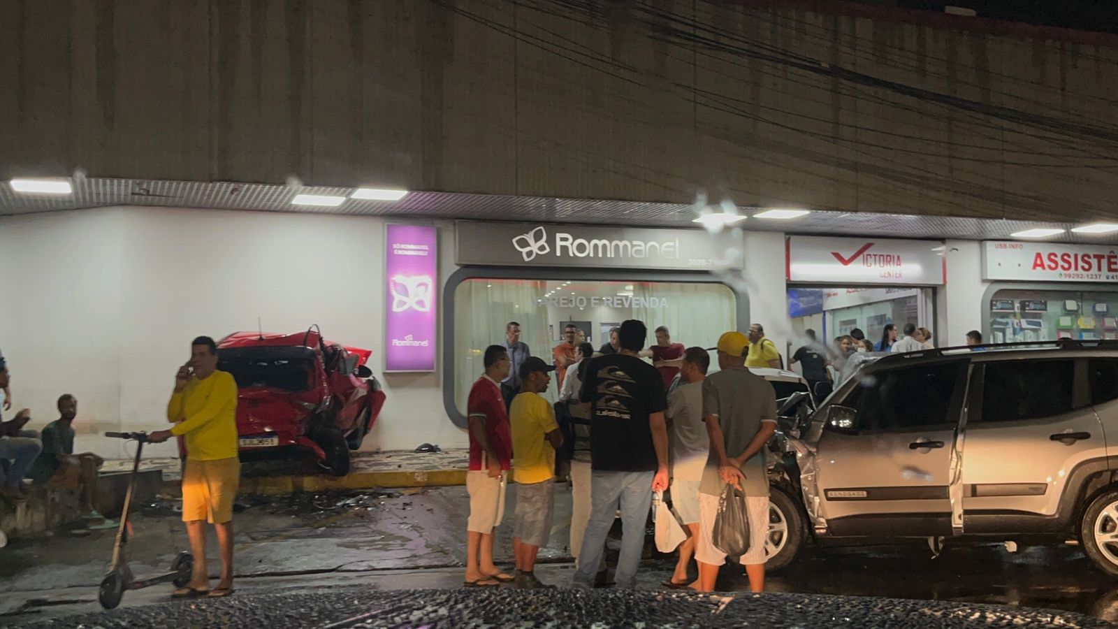 Carro invade estacionamento. Foto: Leitor | Aratu On