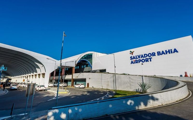 O controle de tempo no meio-fio tamb&eacute;m contribui para aumentar a rotatividade de ve&iacute;culos, evitando filas longas e atrasos para passageiros/Foto: Divulga&ccedil;&atilde;o/Aeroporto Internacional de Salvador