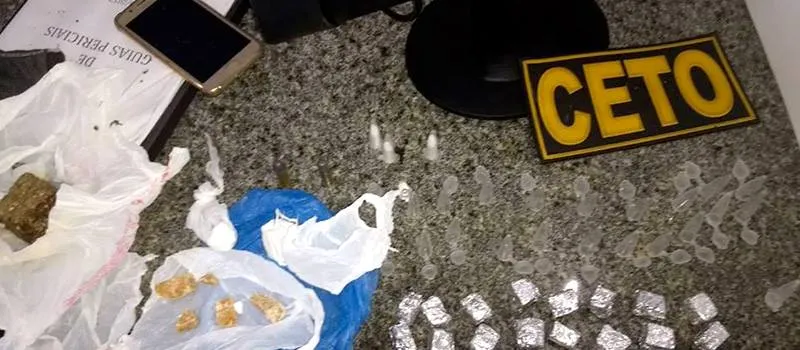FLAGRANTE: Traficante é preso com diversas drogas em terreno baldio na cidade de Alagoinhas