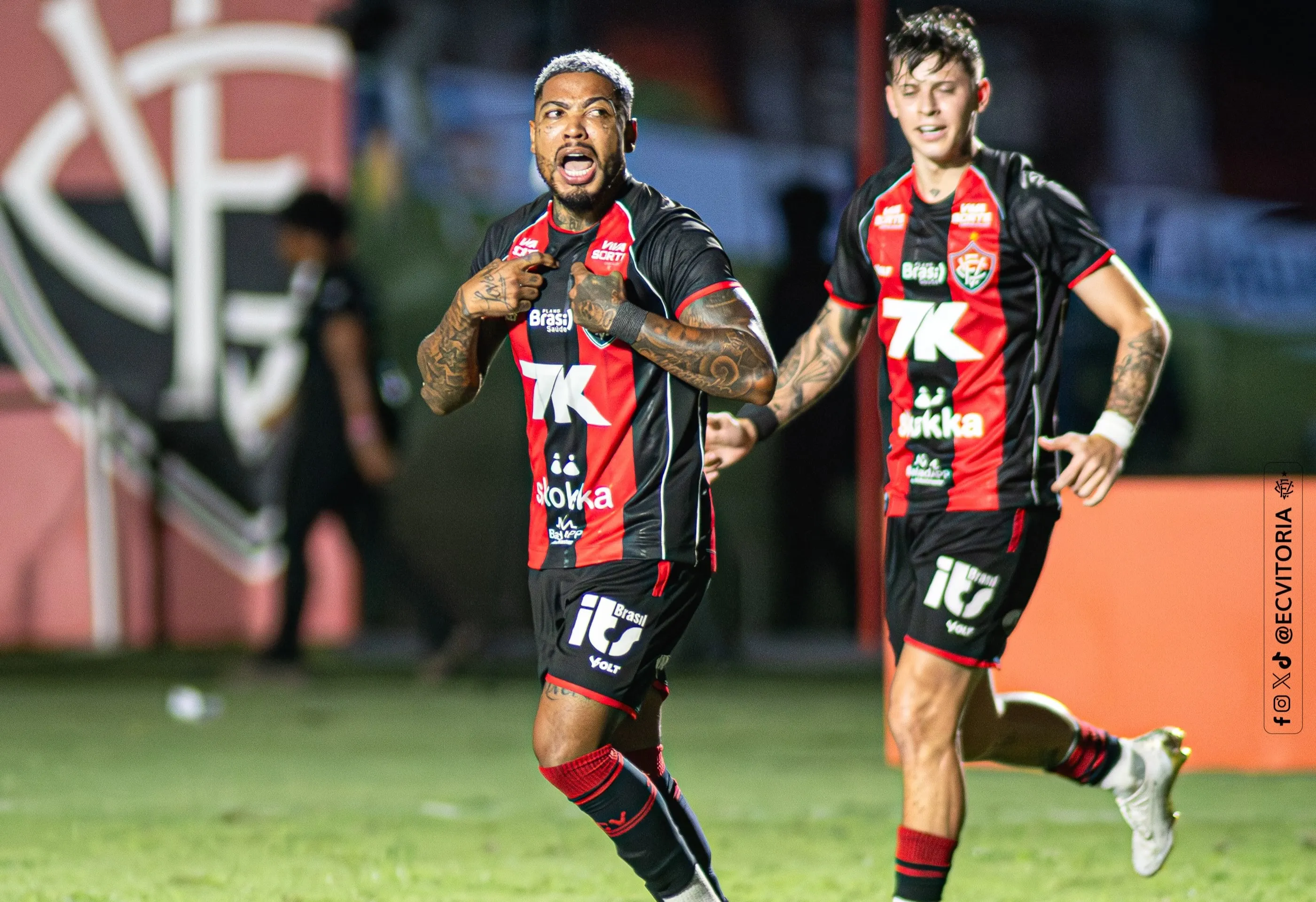 Vitória desafia história e chega às quartas entre gigantes do futebol brasileiro
