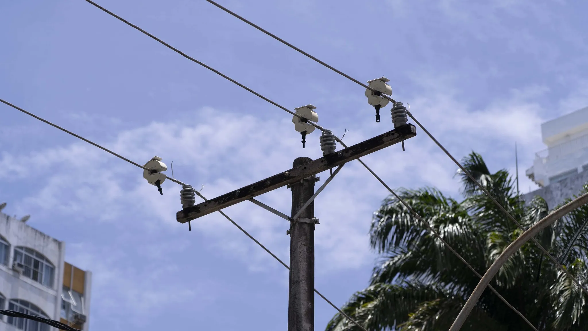 Fios elétricos de postes em Salvador podem ser aterrados, indica secretário