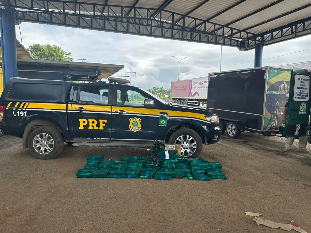 Foram encontrados aproximadamente 131 kg de maconha e 1 kg de pasta base de cocaína, além de um fuzil calibre 5.56. Foto: Divulgação/PRF