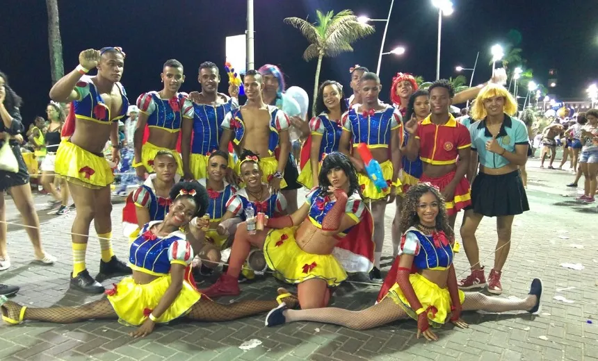 BLOQUINHOS: Foliões abusam da criatividade e criam blocos “particulares” para curtir festa