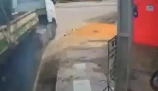 Vídeo mostra momento em que carreta invade casa e mata mãe e filha na Bahia  