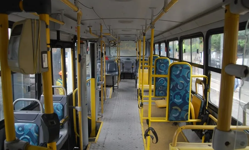 Idosa  morre dentro de ônibus na Paralela