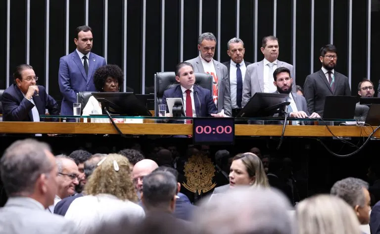 Câmara aprova em dois turnos PEC que reduz jornada e acaba com escala 6x1