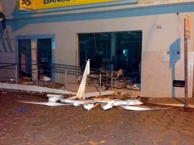 MADRUGADA DE TERROR: Quadrilha arromba caixas eletrônicos no interior da Bahia