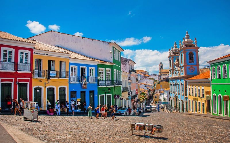 Salvador tamb&eacute;m se destaca pela diversidade de experi&ecirc;ncias oferecidas aos visitantes, desde o Centro Hist&oacute;rico e o Pelourinho at&eacute; as praias e o p&ocirc;r do sol no Farol da Barra/Foto: Reprodu&ccedil;&atilde;o&nbsp;