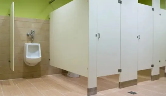 Por que as portas dos banheiros dos shoppings não vão até o chão? O Aratu On Explica pra você!