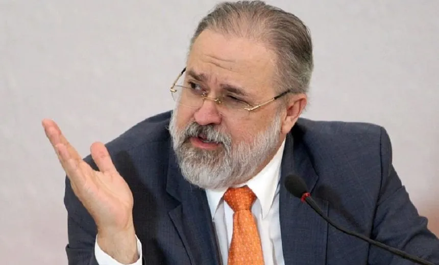 Augusto Aras repudia atitudes de Rodrigo Janot e declarações de Gilmar Mendes