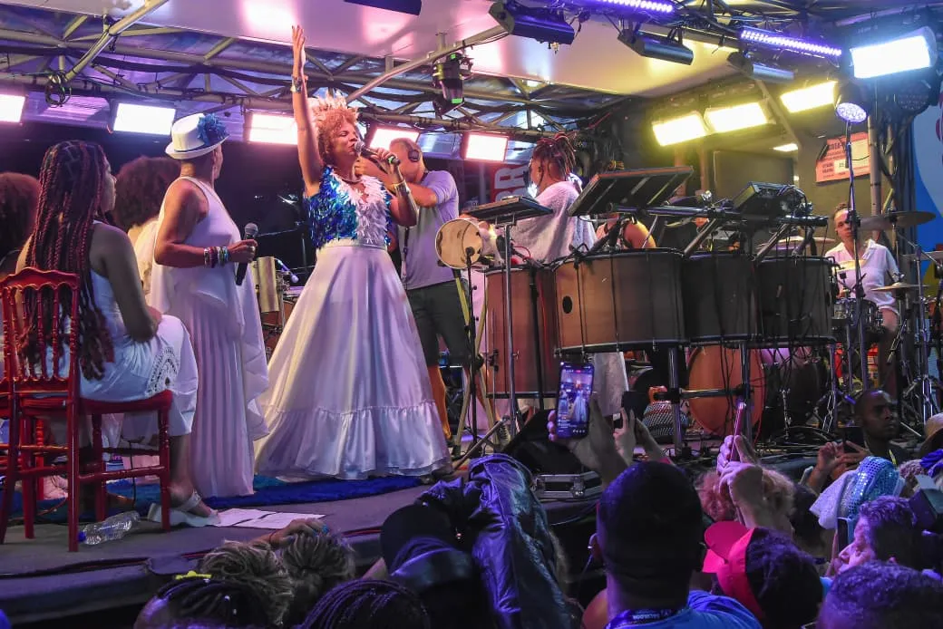 Larissa Luz e Ganhadeiras de Itapuã abrem Carnaval de Salvador