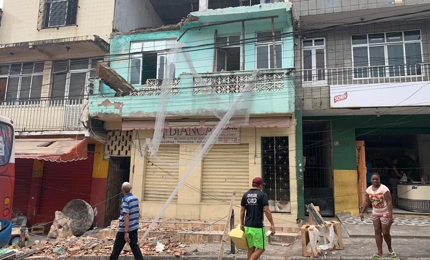Parte de marquise de casa desaba e assusta moradores no bairro da Santa Cruz; veja vídeo