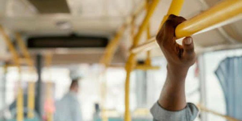 O transporte noturno apresenta perigos significativamente maiores em comparação com o diurno, principalmente devido à visibilidade reduzida, aumento da fadiga dos motoristas e a presença de condutores alcoolizados ou imprudentes/Foto: Freepik