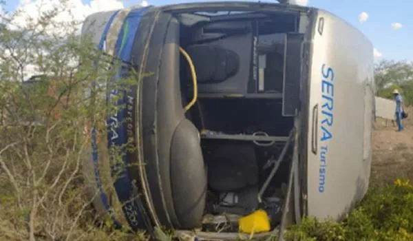 Ônibus tomba e quatro morrem no norte da Bahia; passageiros estavam em missão religiosa