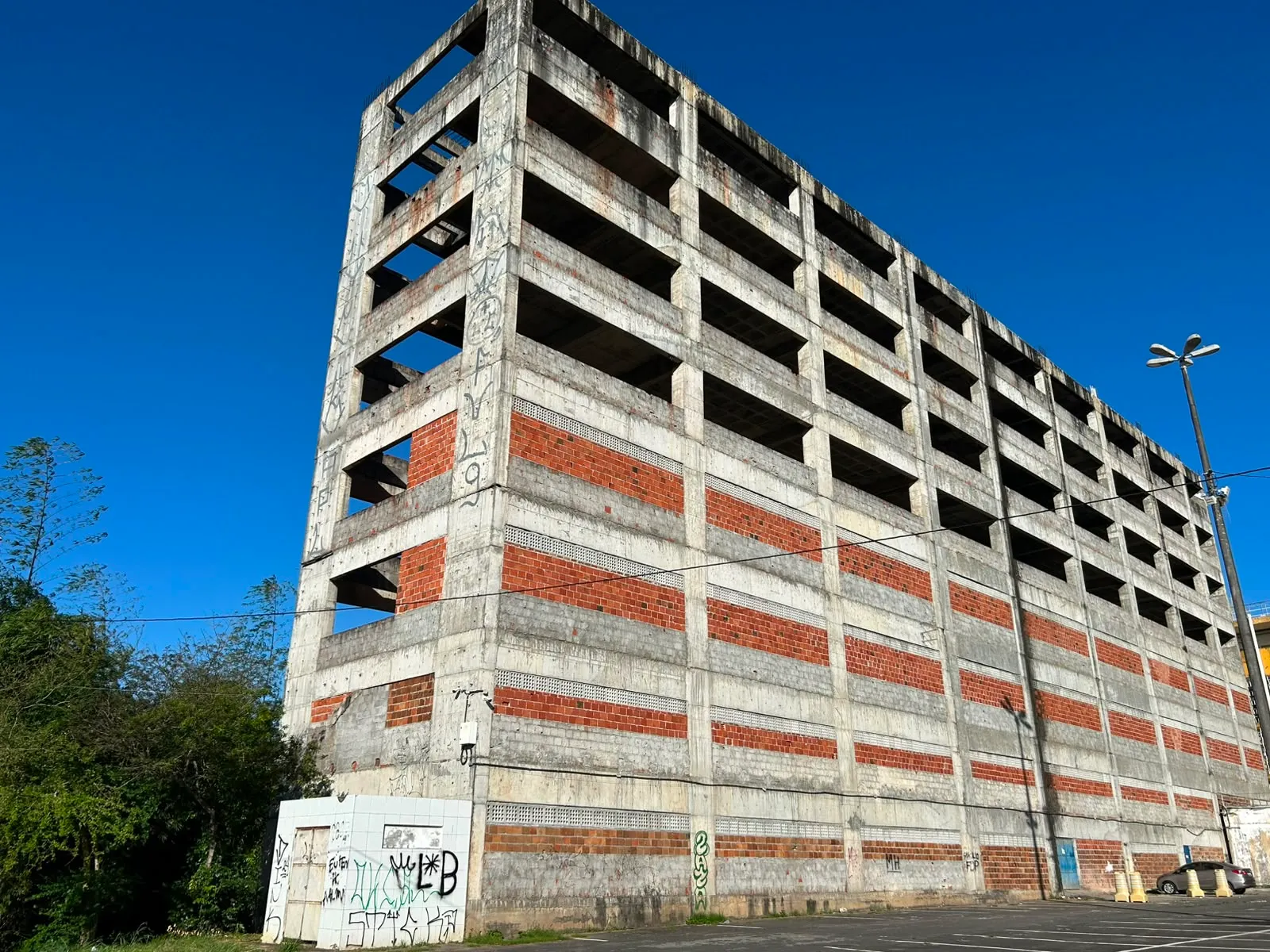Prédio abandonado da UFBA é usado como depósito e vira alvo de investigação; veja fotos