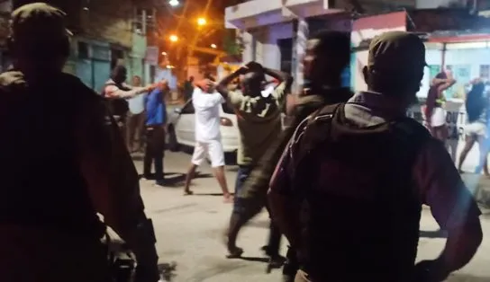 Polícia interrompe festa clandestina com mais de 200 pessoas em Lauro de Freitas