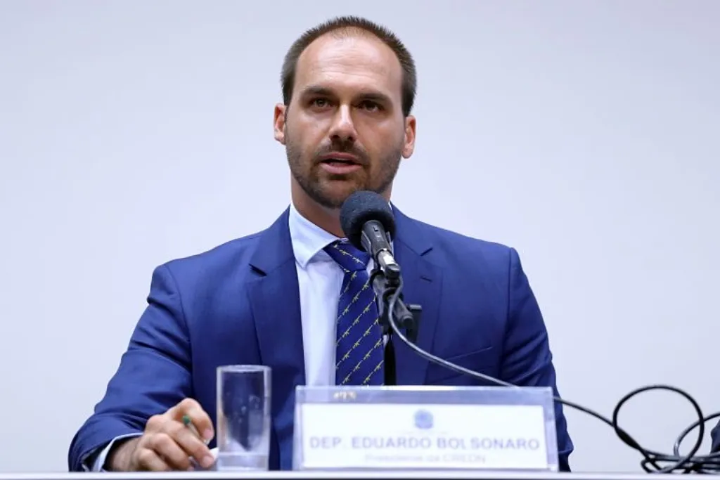 Eduardo Bolsonaro afirma que não vai renunciar ao mandato de deputado