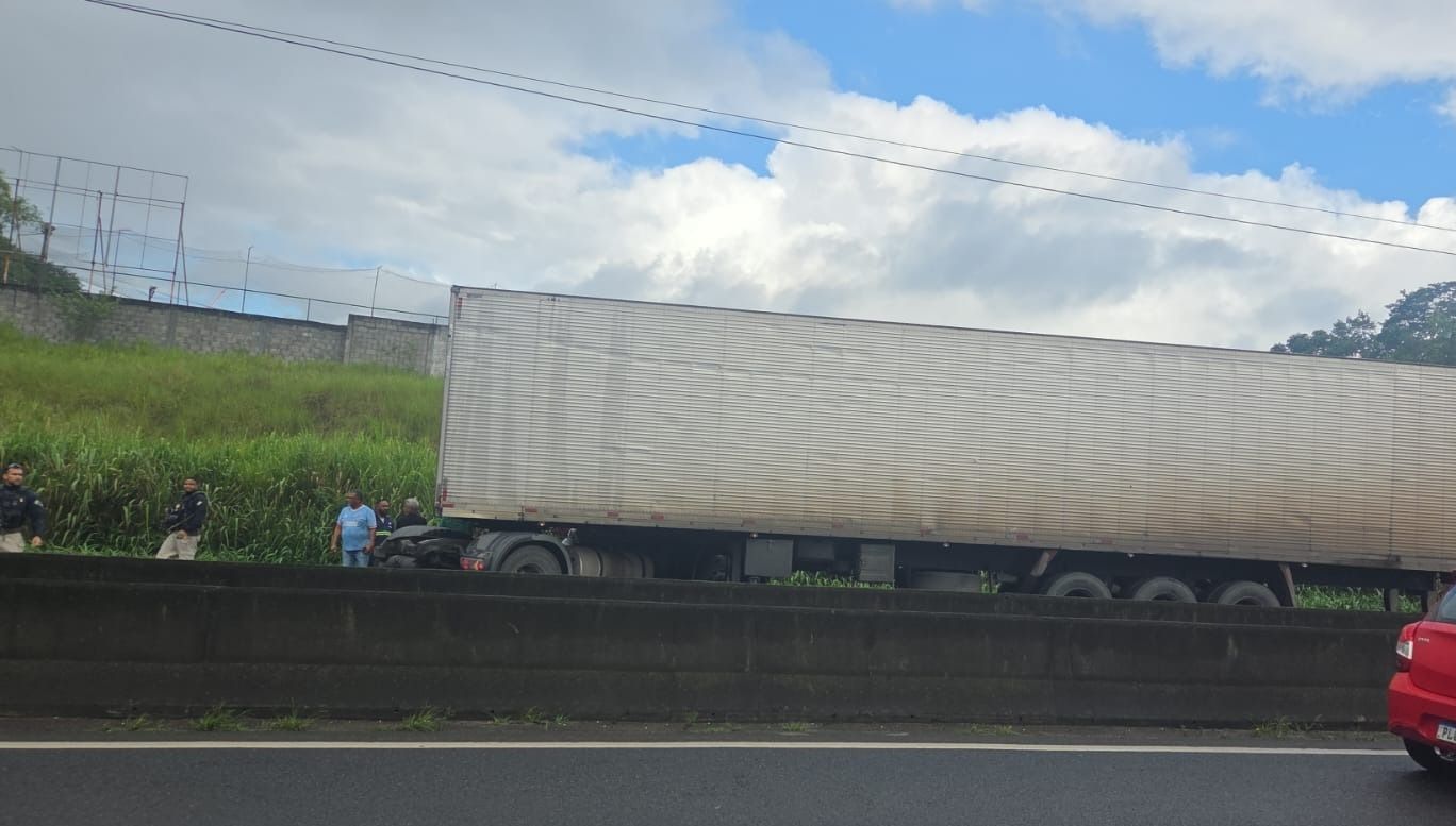 Trecho da BR-324 tem bloqueio total ap&oacute;s acidente com caminh&atilde;o em Sim&otilde;es Filho.| Foto: PRF