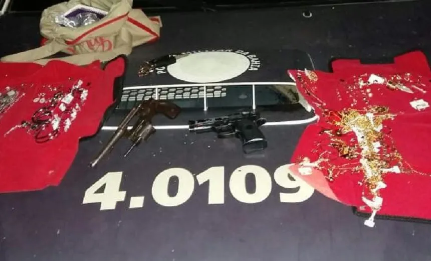 Dois homens morrem em confronto com a polícia após trio roubar carro em Itapuã