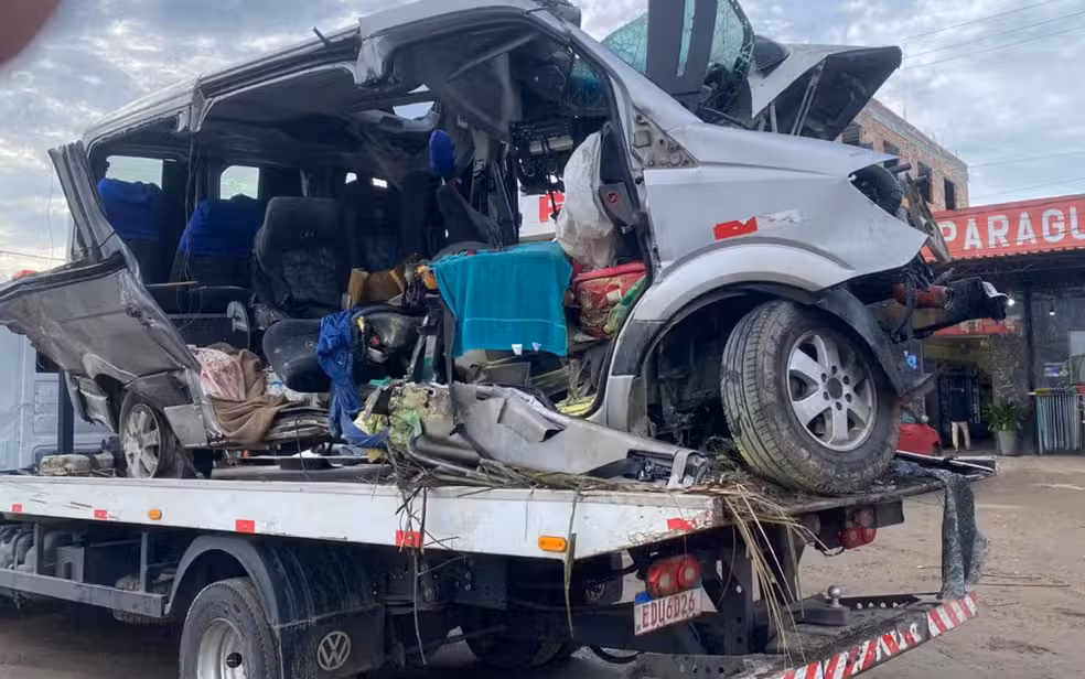 Veja como ficou van após acidente que deixou 16 pessoas mortas na BR-116. Foto: Reprodução redes Sociais