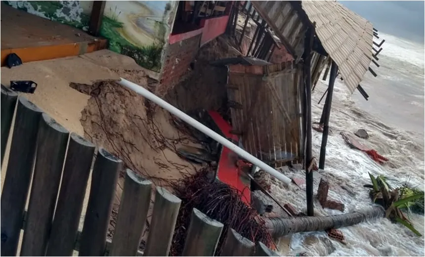 Mar agitado por conta de fortes ventos deixa barcos e barracas destruídos em praias de Salvador e Arembepe; assista