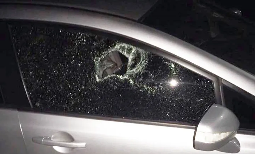 Carros são destruídos por vândalos durante a madrugada, no bairro do Garcia 