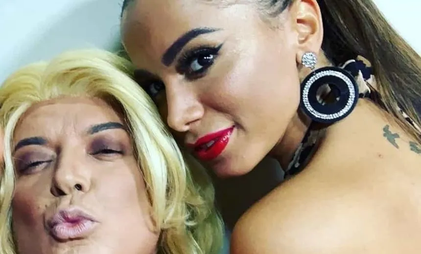 David Brazil publica foto de Anitta só de lingerie e brinca: “tá me estranhando querida?”