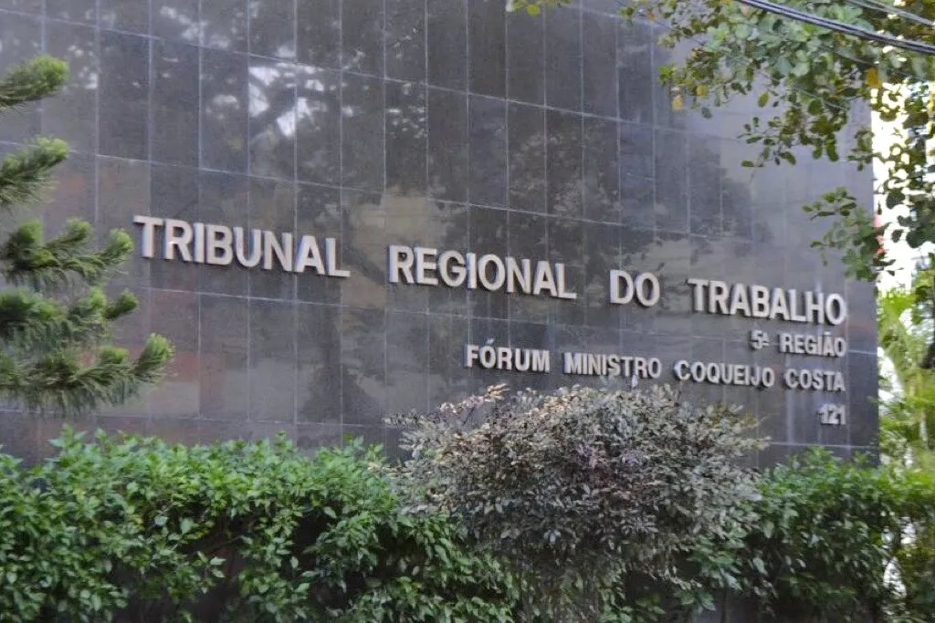Funcionária será indenizada após chefe obrigá-la a trabalhar com filha chorando de fome