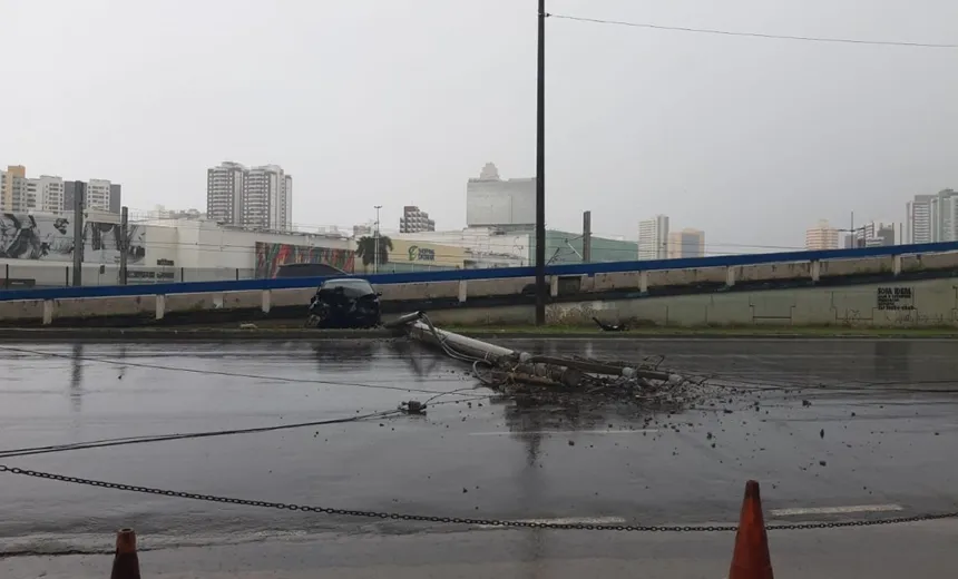Motorista perde controle do carro e colide em poste, na Av.ACM; SAMU foi acionado