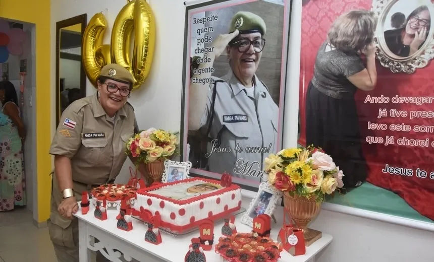 Em Candeias, sexagenária homenageia a PM em aniversário e vive seu “dia de comando”