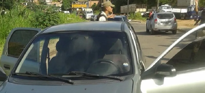 NINGUÉM SABE, NINGUÉM VIU!: Corpo de homem é encontrado dentro de carro na Av. Gal Costa