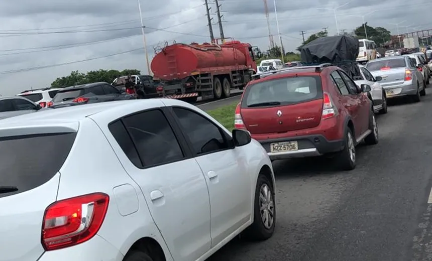 Pé na estrada: BR-324, rodoviária e Ferry-boat registram movimento intenso 