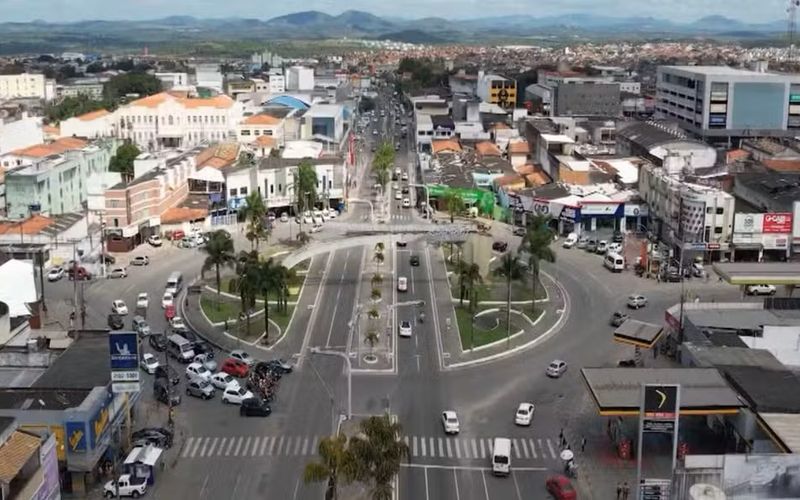 Entre os imóveis incluídos na desapropriação estão prédios comerciais, áreas de circulação e estacionamentos que futuramente serão incorporados à estrutura pública municipal/Foto: Reprodução