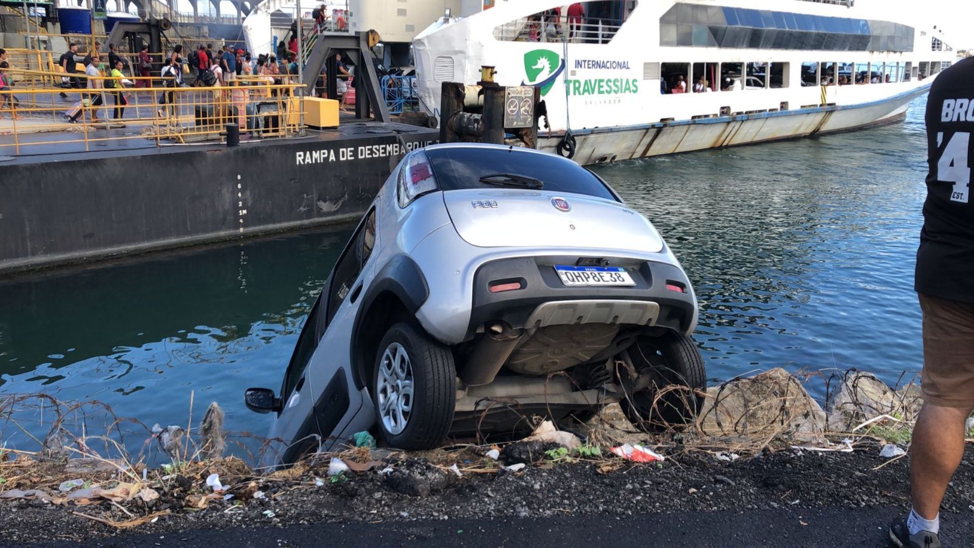 Carro fica pendurado na Feira de S&atilde;o Joaquim. Foto: Vitor Castro | TV Aratu