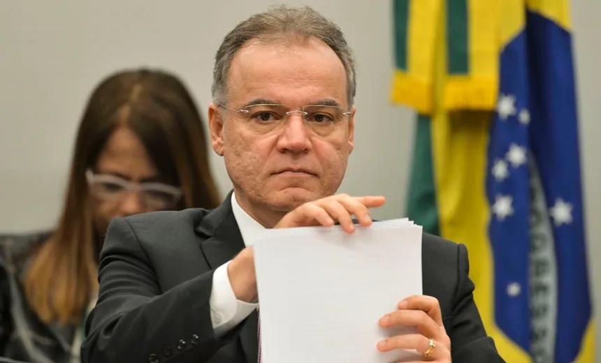 Relator da reforma da Previdência muda idade de aposentadoria para professoras
