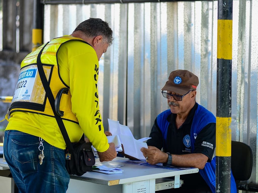 A vistoria dos mototáxis é feita na sede da Cotae, nos Barris. Foto: Jefferson Peixoto/Secom PMS