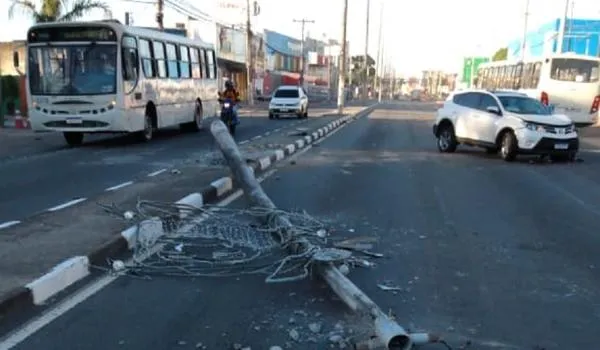 Motorista fica ferido após carro bater e derrubar poste na Estrada do Coco