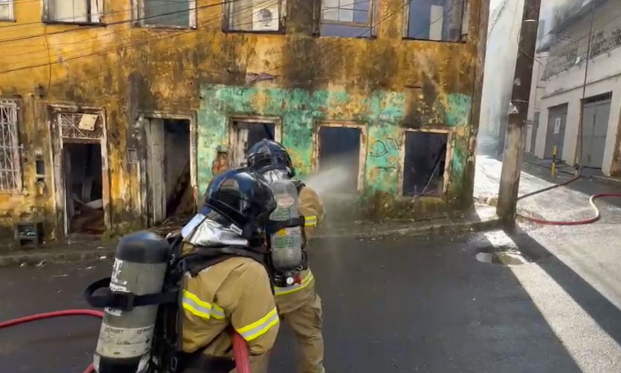 Inc&ecirc;ndio atinge casar&atilde;o abandonado nos Barris