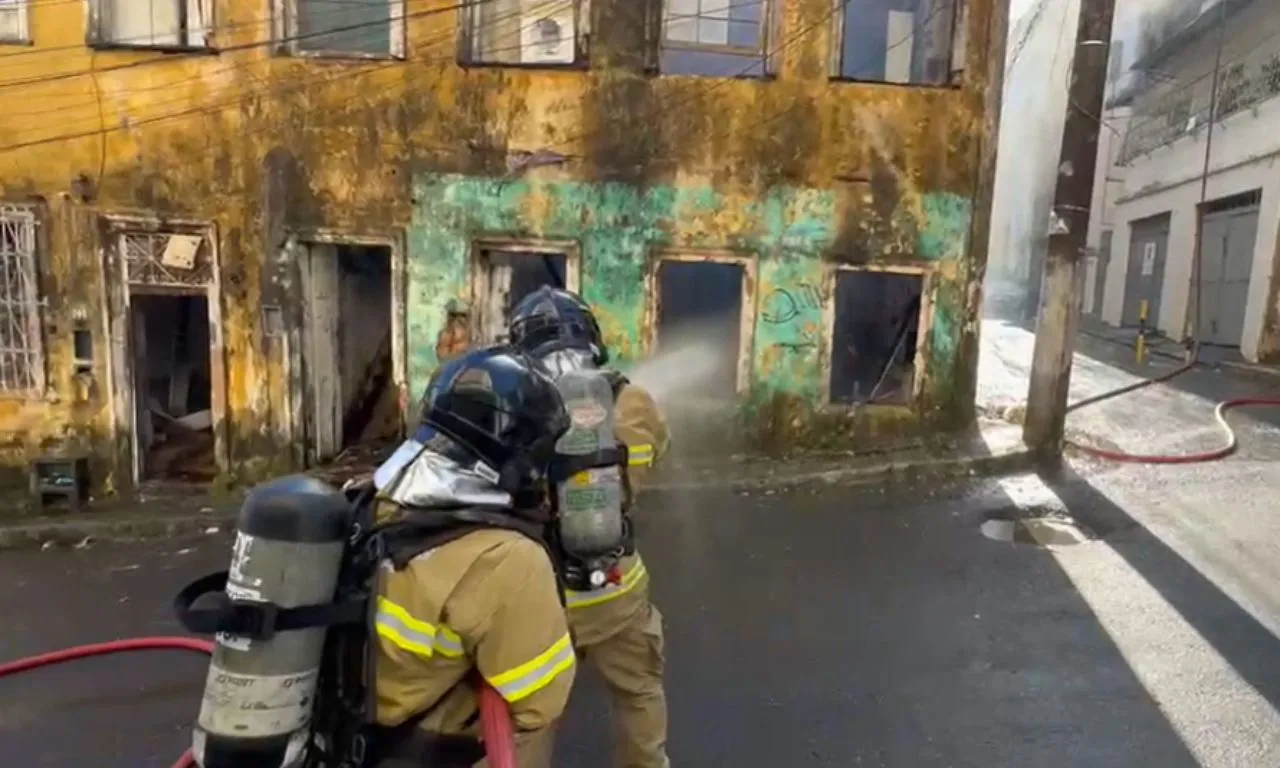 VÍDEO: incêndio atinge casarão abandonado nos Barris, em Salvador